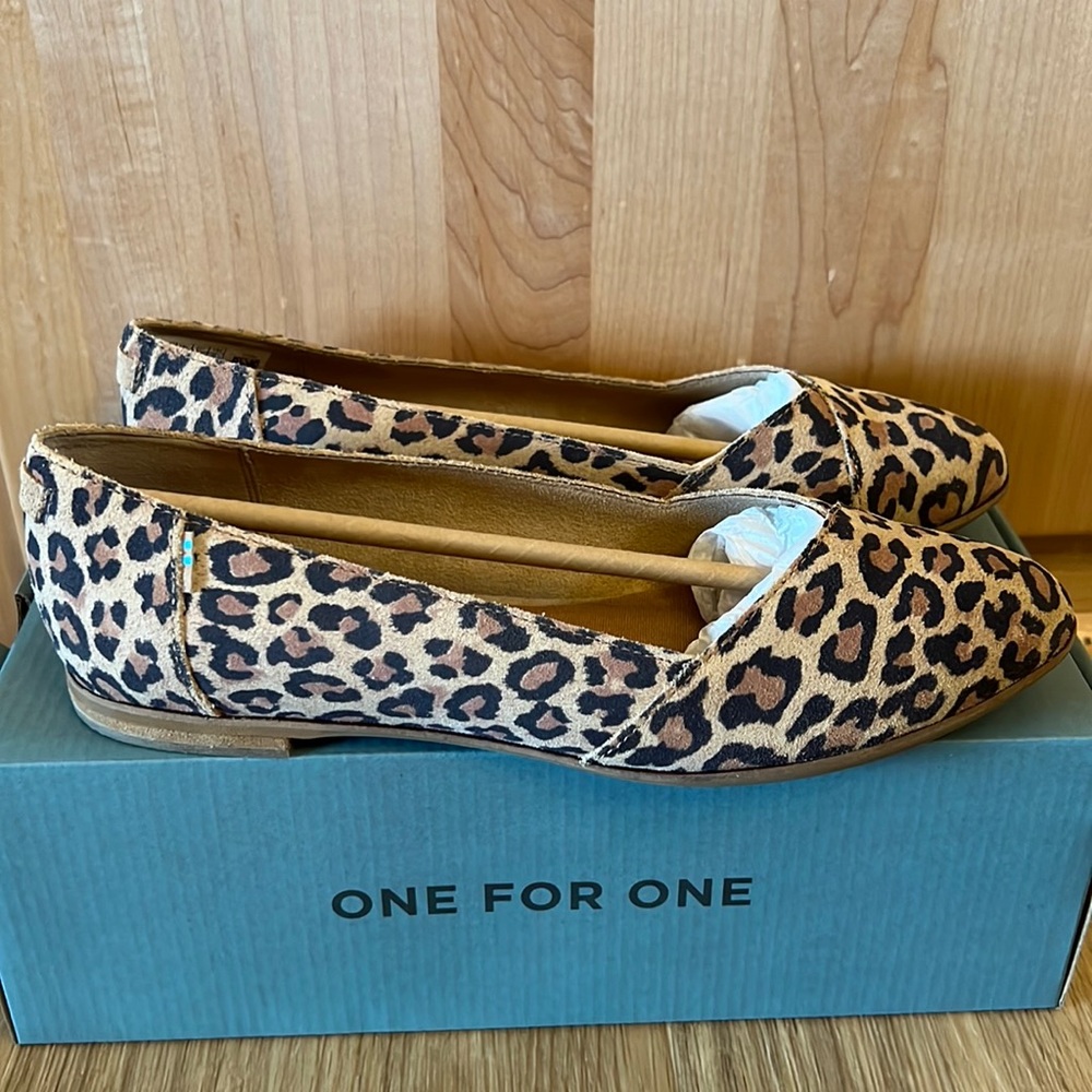 EUC Toms “Julie” Desert Stan Leopard Print Suede flats, size 9